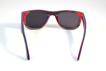 Houten bril zwart gekleurde lagen achter