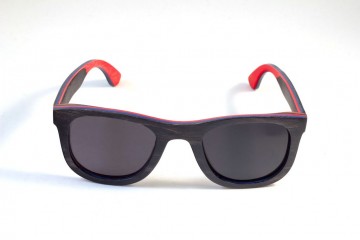 Houten bril zwart gekleurde lagen voor