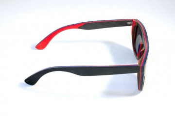 Houten bril zwart gekleurde lagen zijkant rechts