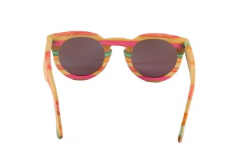 Bamboe zonnebril kleurrijk blauw achter