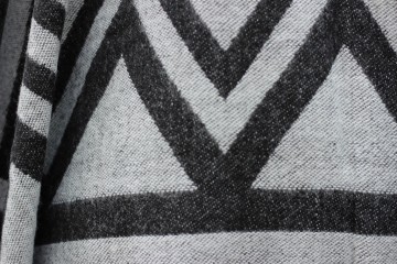 Poncho grijs zwart close-up