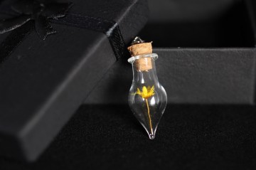 Ketting flesje met kurk bloem geel low key