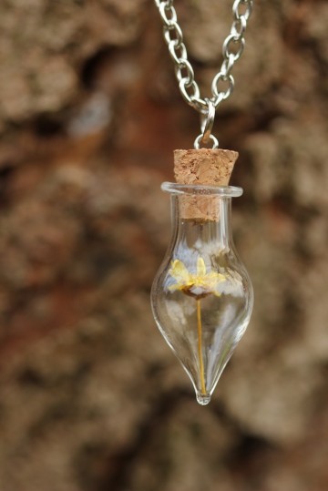 Ketting flesje met kurk bloem geel
