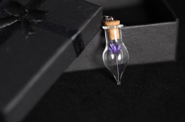 Ketting flesje met kurk bloem paars low key