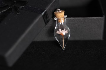 Ketting flesje met kurk bloem roze low key