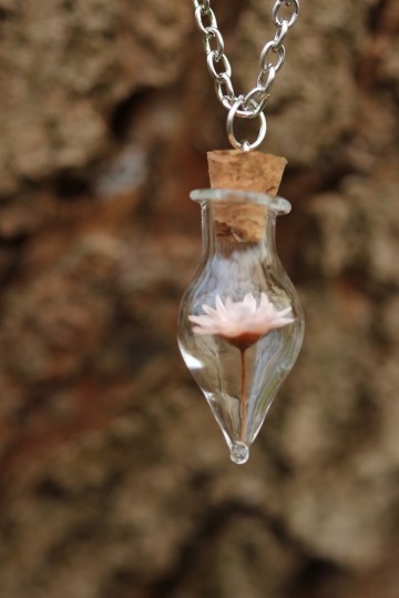 Ketting flesje met kurk bloem roze