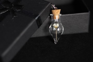 Ketting flesje met kurk bloem wit low key