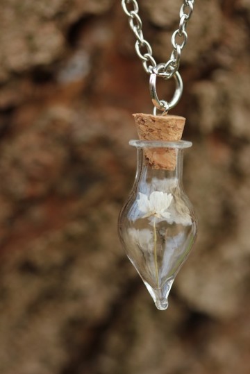 Ketting flesje met kurk bloem wit
