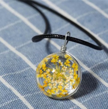 Ketting hanger bloem geel stock