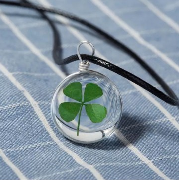 Ketting hanger bloem klavertje vier stock