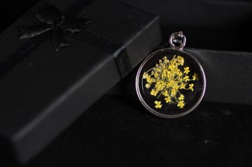 Ketting metalen ring bloem geel low key