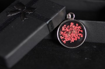 Ketting metalen ring bloem rood low key