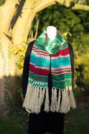 Kleurrijke wintersjaal groen omgeslagen breed