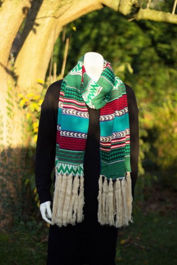Kleurrijke wintersjaal groen omgeslagen smal