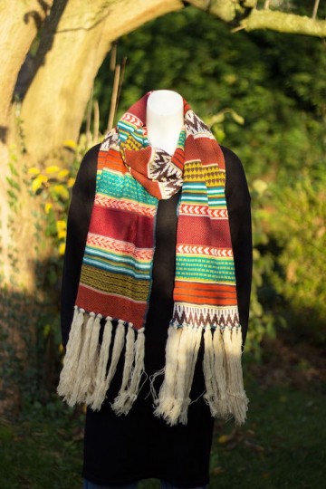 Kleurrijke wintersjaal oranje omgeslagen breed