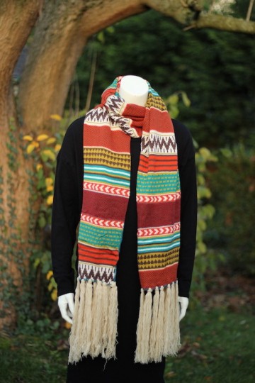 Kleurrijke wintersjaal oranje omgeslagen smal