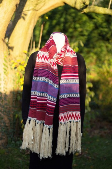 Kleurrijke wintersjaal paars omgeslagen breed