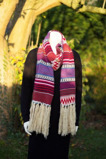 Kleurrijke wintersjaal paars omgeslagen smal