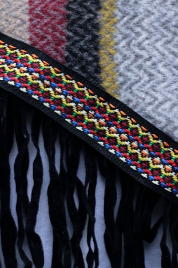 Omslagdoek gestreept met franjes close up details rand en franjes