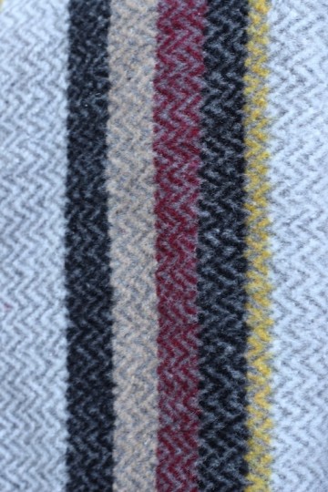 Omslagdoek gestreept met franjes close up