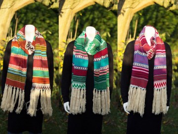 Oranje groen en paars kleurrijke wintersjaal liggend