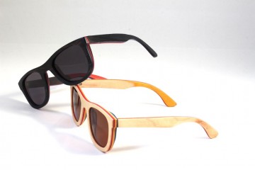 Overzicht houten zonnebril lagen zwart op blank